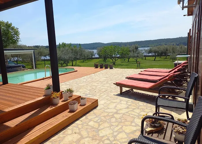 Beach House Beta With Pool, Jacuzzi, Playground & Bbq In An Olive Grove With A Beach, Pomer - Istria