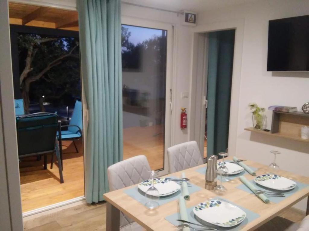 House Beta With Pool, Jacuzzi, Playground & Bbq In An Olive Grove With A Beach, Pomer - Istria